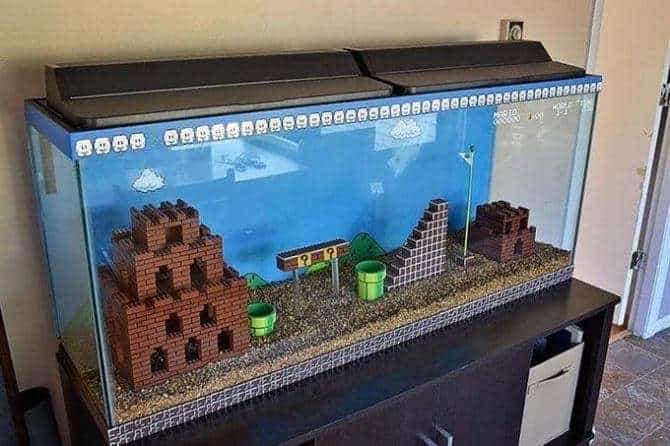 Este tanque utiliza ladrillos de lego pintados y tuberías de PVC para recrear una escena del icónico videojuego Super Mario Brothers.