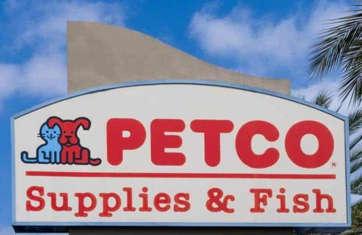 PASADENA, CA / USA - 5 DE SEPTIEMBRE DE 2016: Signo y logotipo de la tienda minorista Petco.  Petco Animal Supplies es un minorista de mascotas de propiedad privada en los Estados Unidos.
