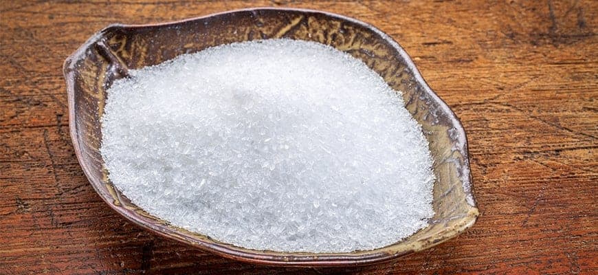 Sales de Epsom (sulfato de magnesio) sobre la mesa