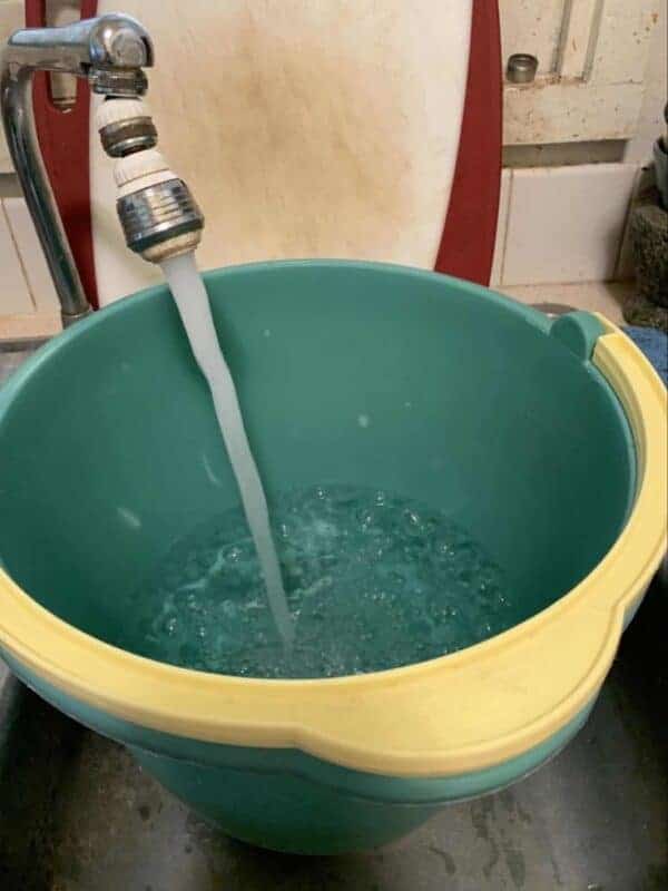 Agregando agua al balde.